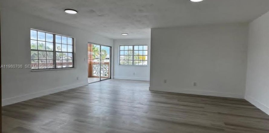 Condo à North Miami, Floride, 2 chambres  № 2045369