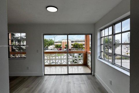 Copropriété à louer à North Miami, Floride: 2 chambres, 136.01 m2 № 2045369 - photo 5
