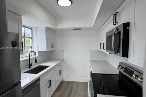 Copropriété à louer à North Miami, Floride: 2 chambres, 136.01 m2 № 2045369 - photo 6