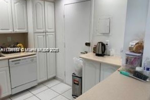 Condo in Sunny Isles Beach, Florida, 2 bedrooms  № 2037966 - photo 30