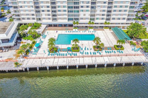 Condo in Sunny Isles Beach, Florida, 2 bedrooms  № 2037966 - photo 2