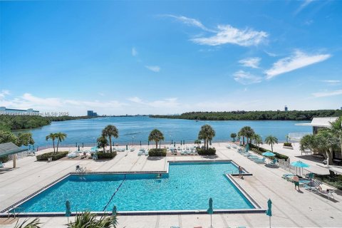 Condo in Sunny Isles Beach, Florida, 2 bedrooms  № 2037966 - photo 16