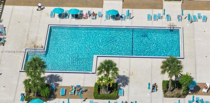 Condo in Sunny Isles Beach, Florida, 2 bedrooms  № 2037966