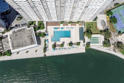 Condo in Sunny Isles Beach, Florida, 2 bedrooms  № 2037966 - photo 10