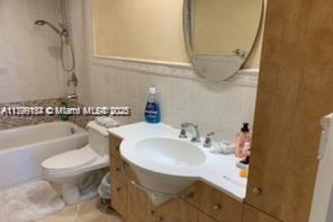 Condo in Sunny Isles Beach, Florida, 2 bedrooms  № 2037966 - photo 8