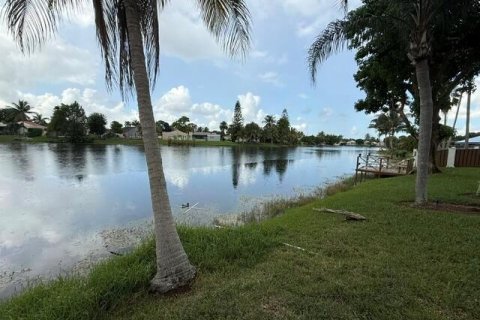House in Sunrise, Florida 3 bedrooms, 168.52 sq.m. № 2401257 - photo 9