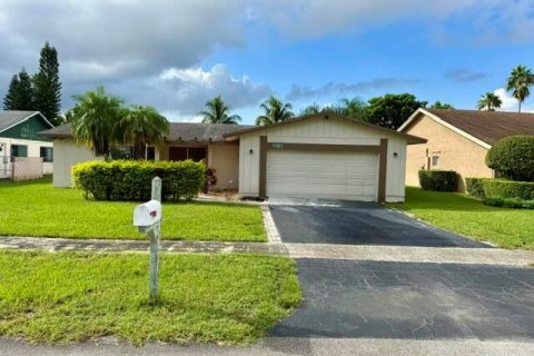 House in Sunrise, Florida 3 bedrooms, 168.52 sq.m. № 2401257 - photo 2