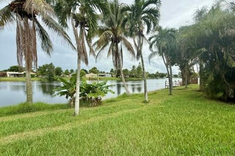 House in Sunrise, Florida 3 bedrooms, 168.52 sq.m. № 2401257