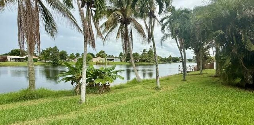 House in Sunrise, Florida 3 bedrooms, 168.52 sq.m. № 2401257