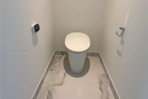 Villa ou maison à louer à Miami, Floride: 1 chambre № 2439358 - photo 8