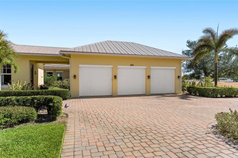 House in Vero Beach, Florida 4 bedrooms, 293.76 sq.m. № 2086528 - photo 7