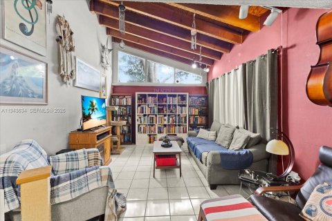 Adosado en venta en Miami, Florida, 2 dormitorios, 146.14 m2 № 2000354 - foto 5