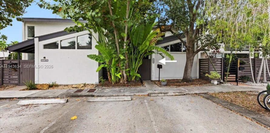 Adosado en Miami, Florida 2 dormitorios, 146.14 m2 № 2000354