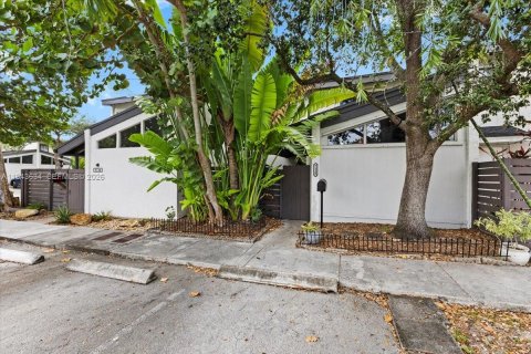 Adosado en venta en Miami, Florida, 2 dormitorios, 146.14 m2 № 2000354 - foto 2