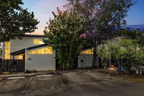 Adosado en venta en Miami, Florida, 2 dormitorios, 146.14 m2 № 2000354 - foto 27