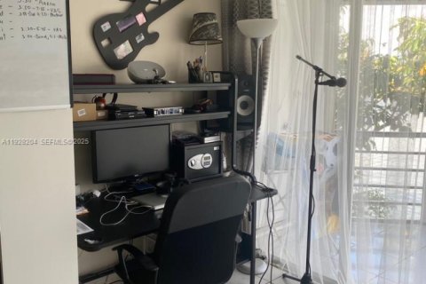 Condo in Miami, Florida, 1 bedroom  № 1988325 - photo 15