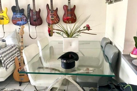 Condo in Miami, Florida, 1 bedroom  № 1988325 - photo 13