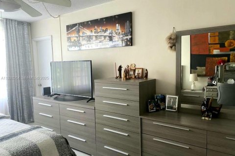 Condo in Miami, Florida, 1 bedroom  № 1988325 - photo 7