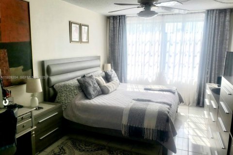 Condo in Miami, Florida, 1 bedroom  № 1988325 - photo 8