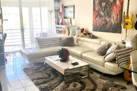 Condo in Miami, Florida, 1 bedroom  № 1988325 - photo 12