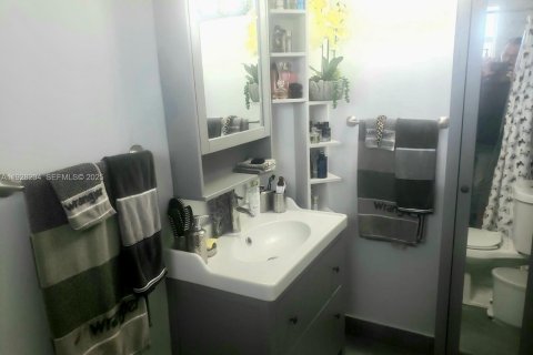 Condo in Miami, Florida, 1 bedroom  № 1988325 - photo 10