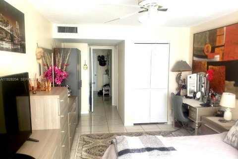 Condo in Miami, Florida, 1 bedroom  № 1988325 - photo 9