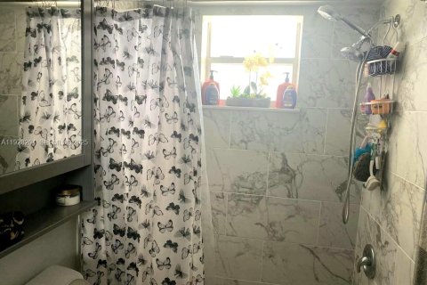 Condo in Miami, Florida, 1 bedroom  № 1988325 - photo 11