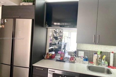 Condo in Miami, Florida, 1 bedroom  № 1988325 - photo 4