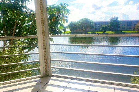 Condo in Miami, Florida, 1 bedroom  № 1988325 - photo 18