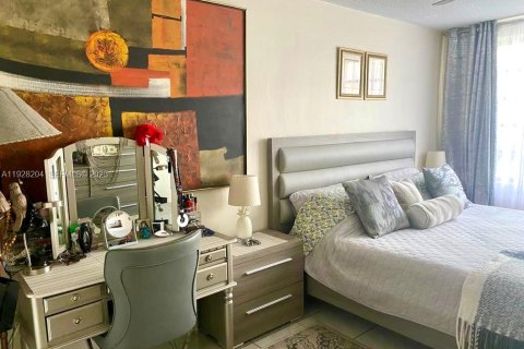 Condo in Miami, Florida, 1 bedroom  № 1988325 - photo 6