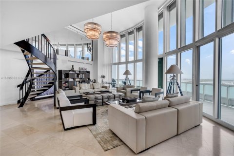 Copropriété à louer à Miami, Floride: 4 chambres, 532.33 m2 № 1952023 - photo 1