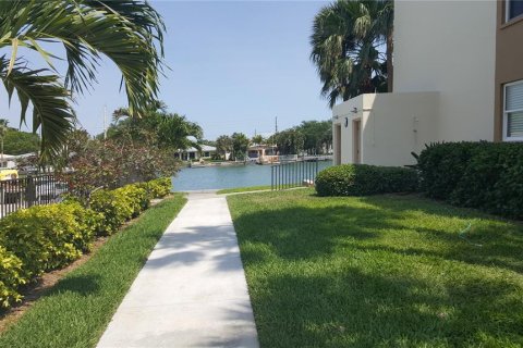Condo in South Pasadena, Florida, 1 bedroom  № 1827943 - photo 24