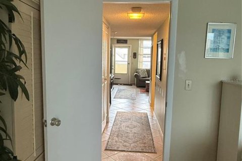 Condo in South Pasadena, Florida, 1 bedroom  № 1827943 - photo 14