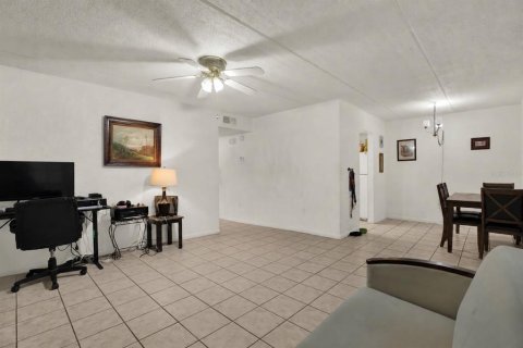 Condo in Tampa, Florida, 2 bedrooms  № 2208131 - photo 9