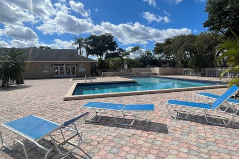 Condo in Pembroke Pines, Florida, 2 bedrooms  № 1029585 - photo 1
