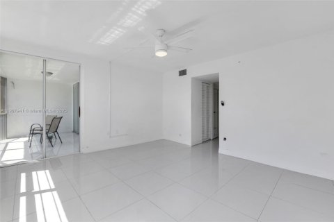 Condo in Miami, Florida, 2 bedrooms № 1964150 - photo 17