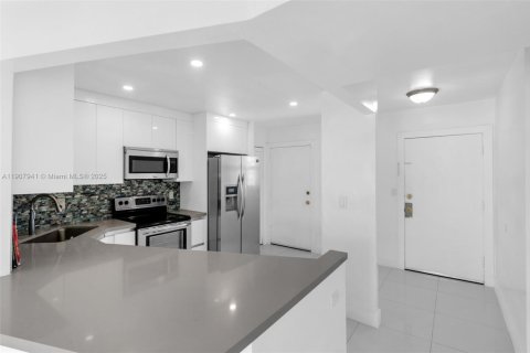 Condo in Miami, Florida, 2 bedrooms № 1964150 - photo 12