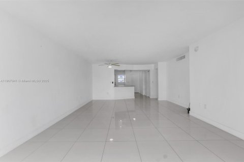 Condo in Miami, Florida, 2 bedrooms № 1964150 - photo 11