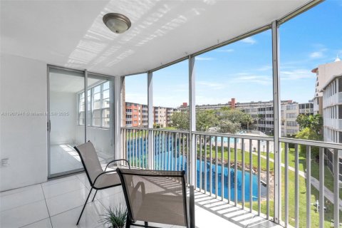 Condo in Miami, Florida, 2 bedrooms № 1964150 - photo 26