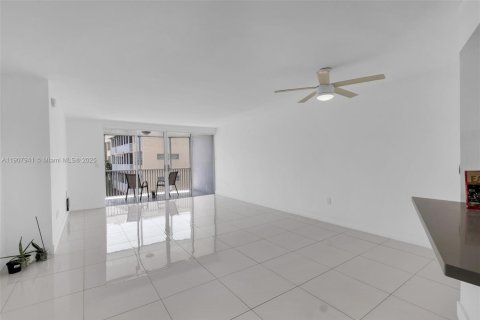 Condo in Miami, Florida, 2 bedrooms № 1964150 - photo 13