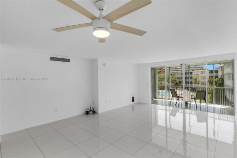 Condo in Miami, Florida, 2 bedrooms № 1964150 - photo 10