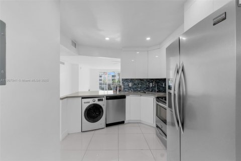 Condo in Miami, Florida, 2 bedrooms № 1964150 - photo 7