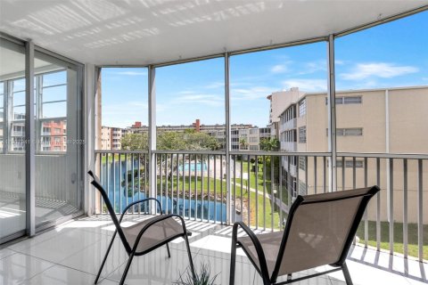 Condo in Miami, Florida, 2 bedrooms № 1964150 - photo 27