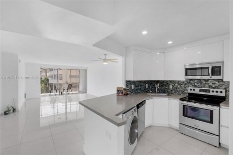 Condo in Miami, Florida, 2 bedrooms № 1964150 - photo 8