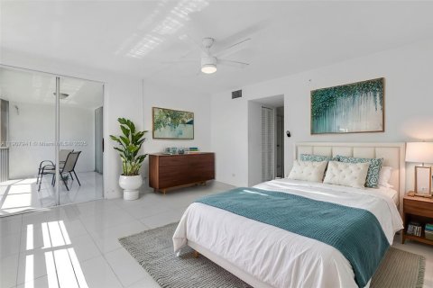 Condo in Miami, Florida, 2 bedrooms № 1964150 - photo 16