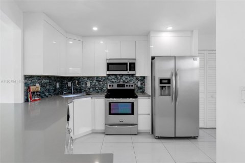 Condo in Miami, Florida, 2 bedrooms № 1964150 - photo 6