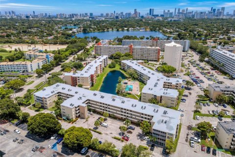 Condo in Miami, Florida, 2 bedrooms № 1964150 - photo 1