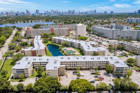 Condo in Miami, Florida, 2 bedrooms № 1964150 - photo 2