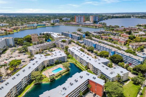 Condo in Miami, Florida, 2 bedrooms № 1964150 - photo 3