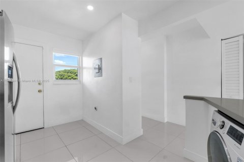 Condo in Miami, Florida, 2 bedrooms № 1964150 - photo 9